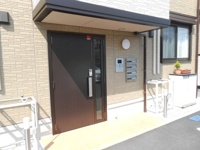 横浜市港北区師岡町のアパートのエントランス