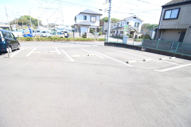 横浜市港北区師岡町のアパートの駐車場
