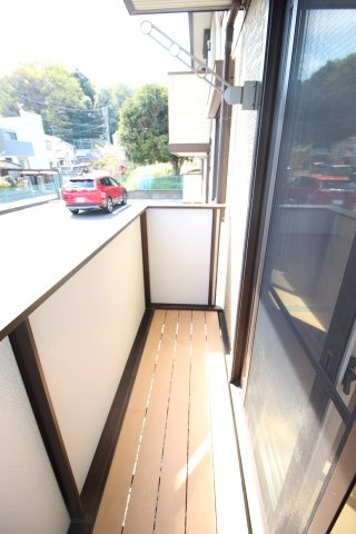 横浜市港北区師岡町のアパートのバルコニー