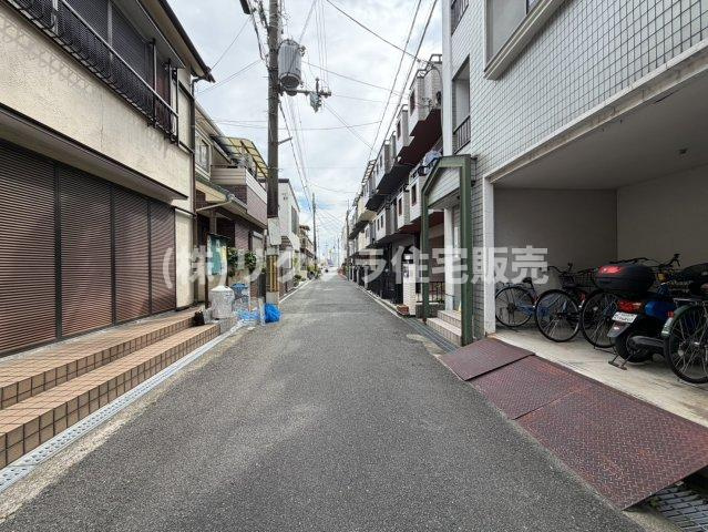 松屋町　中古一戸建ての前面道路含む現地写真|前道　東　幅員2.0ｍ
■物件内覧・資金計画相談・住宅ローン相談、リフォーム相談、お問合せ受付中■
※当日・翌日のご内覧、ご相談はお電話でのお問合せがスムーズです！