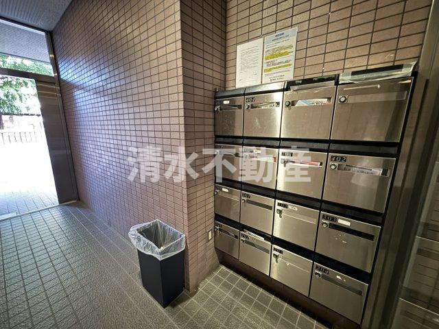 江古田1分マンションのエントランス|【仲介手数料無料】8~22時楽器可☆2重窓で防音性も安心☆ご内見は清水不動産へお気軽にお問い合わせ下さい。