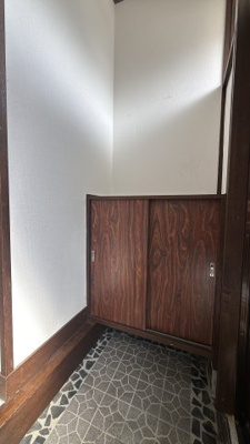 【玄関】 | 周辺環境が充実した静かな住宅街～神奈川県厚木市三田南1丁目～ | 玄関収納を備えた、落ち着いた雰囲気の玄関スペース
