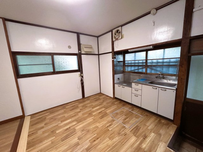 【キッチン】 | ～全室洋室仕様。エイヴイ武山店まで850mの平穏な住宅街～神奈川県横須賀市武1丁目 | 2面に窓があり調理時の匂いがこもりにくく換気しやすい台所