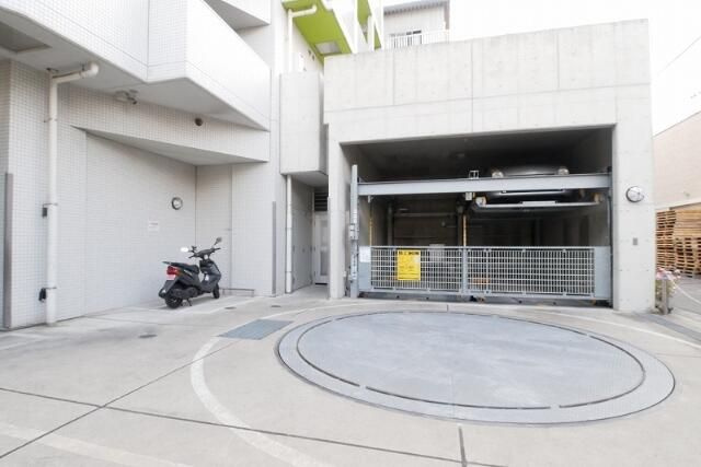 ＲＡＳＩＳ　大山‐山手通りの駐車場