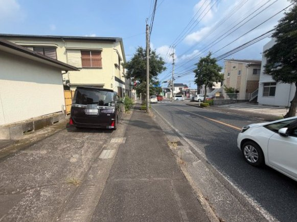 桜ヶ丘6丁目　中古戸建ての前面道路含む現地写真