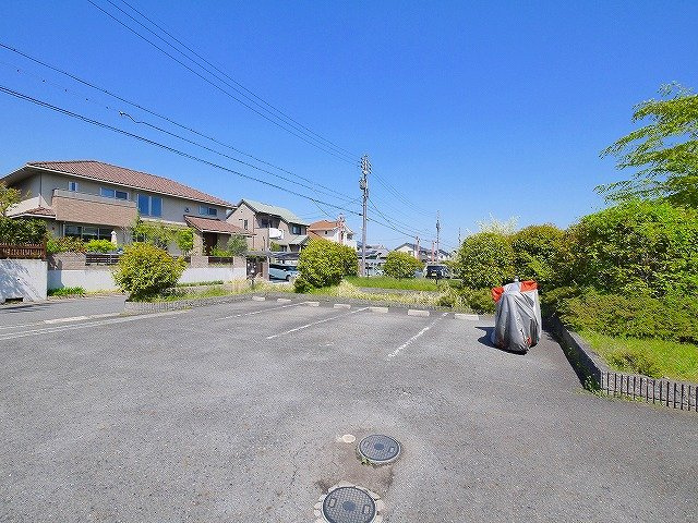 バーベナ光台D棟の駐車場|車をお持ちの方に嬉しい駐車場付きの物件です