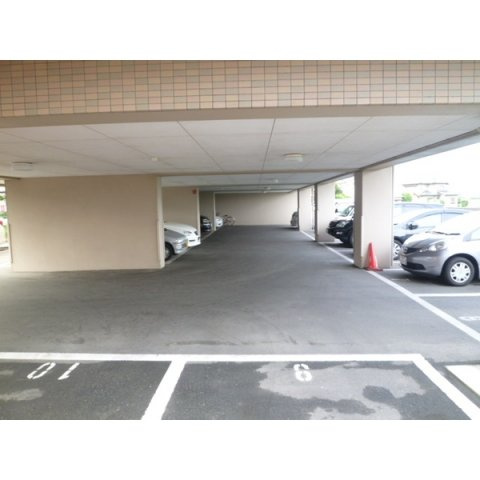 福岡市早良区東入部３丁目の賃貸マンションの駐車場