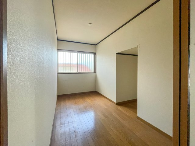 鈴鹿市稲生塩屋3丁目の洋室