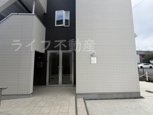 リビングライフ長瀬イーストのエントランス|清潔なエントランスです