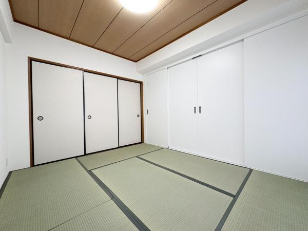 東明野ハイツの和室|お布団や季節物をたっぷり収納できる押入れ付きの和室。畳も張替え済みで、すっきりと清潔感のある空間に生まれ変わりました。収納力とくつろぎやすさを兼ね備えた一室です。
