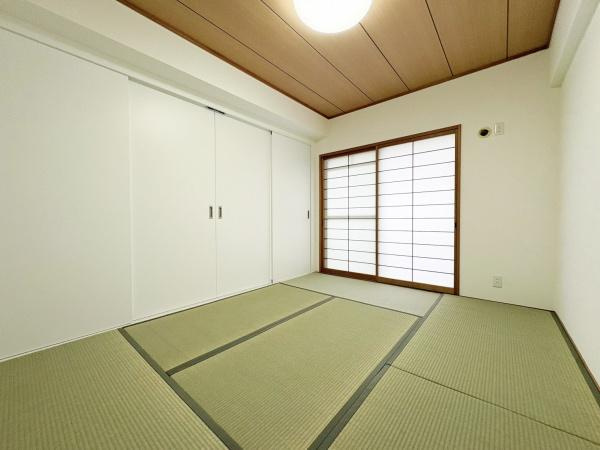東明野ハイツの和室|リビングに隣接した、使い勝手の良い和室。お子様のお昼寝や遊び場、来客用の客間など、ライフスタイルに合わせて幅広く活用できます。畳の温もりを感じながら、ゆったりとくつろげる空間です。