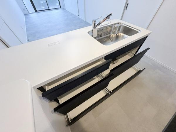 東明野ハイツのキッチン|収納スペースが豊富で整理整頓に便利です。シンプルなデザインでお手入れも簡単です。