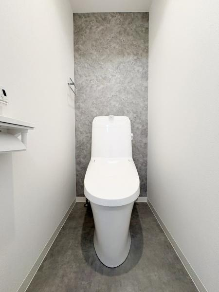 東明野ハイツのトイレ|シンプルで使いやすいトイレ空間です。壁面に清潔感のあるクロスが施されています。