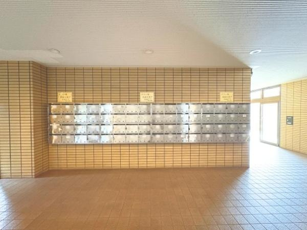東明野ハイツのその他共用部分|明るいエントランスに設置された郵便受けは複数世帯に対応したゆとりある設計です。管理が行き届いた印象で安心感があります。広々とした空間なので郵便物の整理も快適に行えます。