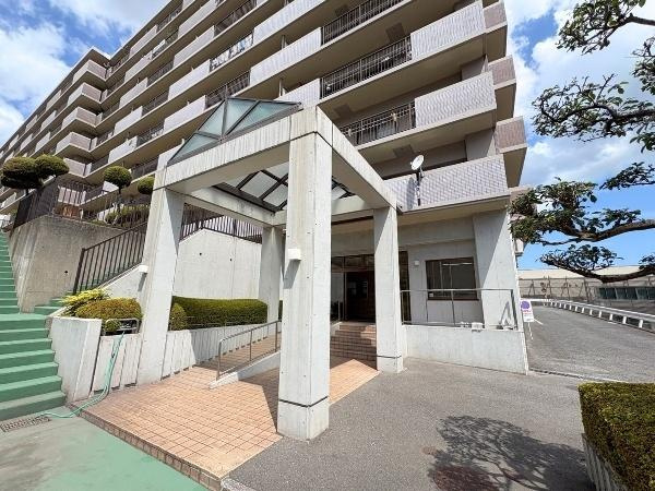 東明野ハイツのエントランス|エントランスは開放感のある設計となっておりゆとりを感じられる空間です。外観の直線的なデザインが建物全体の印象を引き締めています。ガラス屋根がアクセントとなり随所にセンスが感じられます。