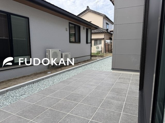 酒田市上安町【全館空調×平屋】1号棟の庭|タイルデッキはリビングからフラットに繋がっております。