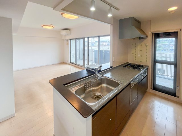 津市半田《オーラム南が丘ガーデン》のキッチン