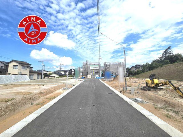 福岡市南区老司3丁目第1-12棟（7号棟）の前面道路含む現地写真|前面道路は閑静な住宅地をはしる車通りの少ない道路。お車の出し入れが苦手なママや小さなお子様にも安心ですね。しっかり舗装もされているので、ベビーカーや自転車で通っても快適に通行できます。