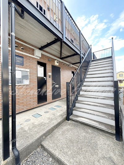 藤沢市弥勒寺１丁目のアパートのエントランス