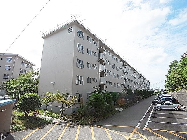 神陵台北住宅69号棟の外観|雰囲気のよい団地、近くには買い物施設も色々有ります