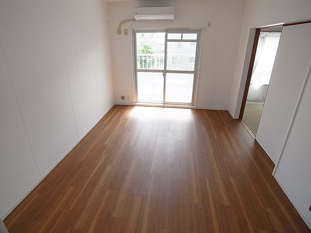 神陵台北住宅69号棟の内装|綺麗にリフォーム済、こちらの洋室をリビングとしてどうぞ