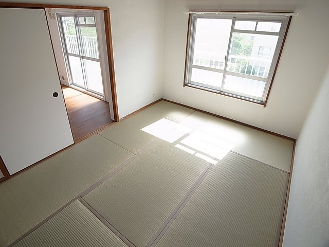 神陵台北住宅69号棟の内装|綺麗で明るい和室、各部屋日当たり良好