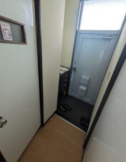 丹羽マンションの玄関