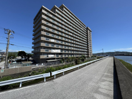 「7階角部屋」高知市一宮南町1丁目サーパスシティ高知　中古マンションの外観|陽当たり・通風に優れた開放的なロケーション。周辺環境も併せてぜひ現地でお確かめください。