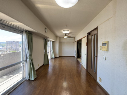 「7階角部屋」高知市一宮南町1丁目サーパスシティ高知　中古マンションの居間・リビング|自然光が奥まで差し込む奥行きあるLDK。家族みんなでゆったり過ごせる開放的なメイン空間です。