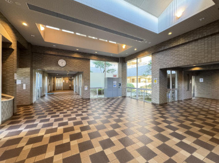 「7階角部屋」高知市一宮南町1丁目サーパスシティ高知　中古マンションのロビー|開放的な吹き抜けとラグジュアリーなタイルが印象的。居住者を温かく迎える広々としたエントランス。