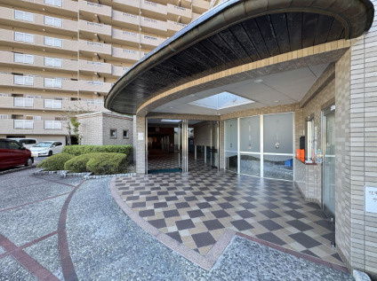 「7階角部屋」高知市一宮南町1丁目サーパスシティ高知　中古マンション|ホテルライクでゆとりある車寄せアプローチ。雨の日の乗り降りや荷物の搬入時にも大変便利です。