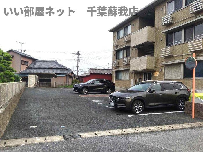 アズールの駐車場