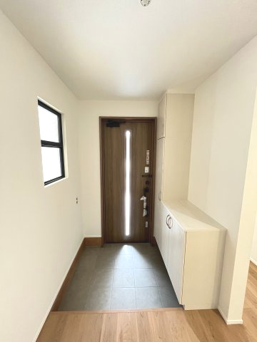 【玄関】 | 糟屋郡須恵町植木17期・平屋　6号棟（全2棟）【仲介手数料無料・0円】 | 施工例。施工例は完成時と異なる場合があります。