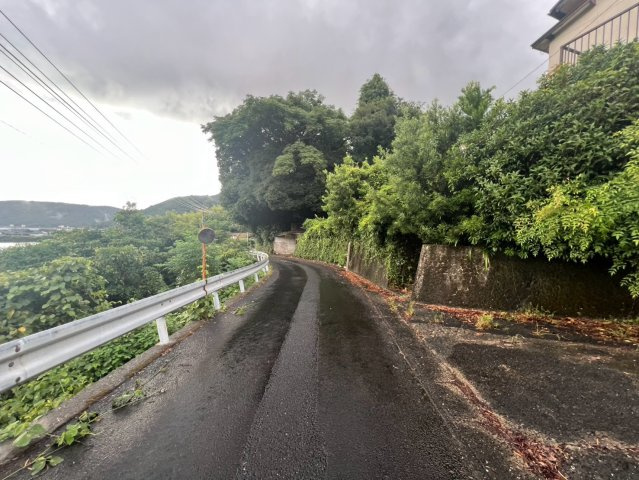  佐世保市鹿町町深江　5LDKの前面道路含む現地写真