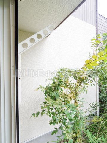 小平市学園東町１丁目のアパートのバルコニー