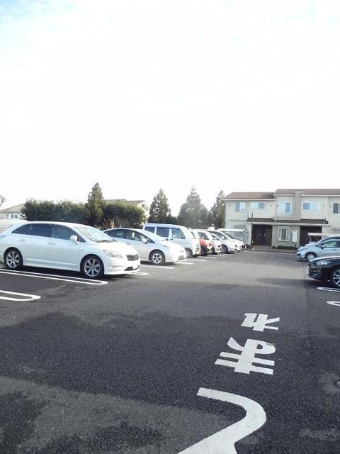 ブリリアントガーデンアゼリアＣの駐車場|駐車場