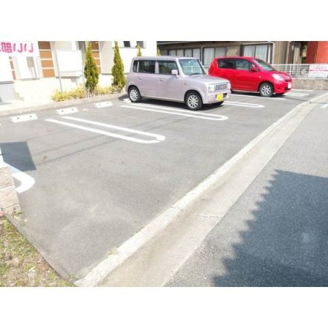 ラ・ルーチェの駐車場