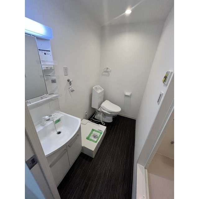 落ち着いた色調のトイレです