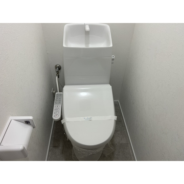 落ち着いた色調のトイレです
