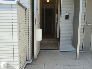 収納もある玄関です