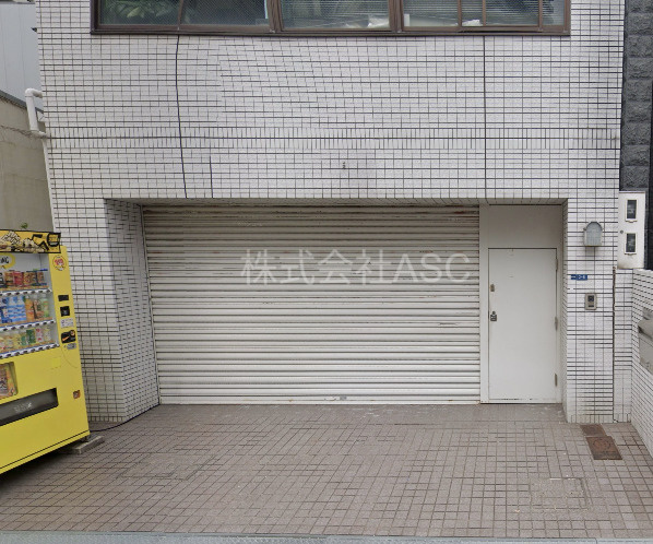 神崎町ビルのエントランス