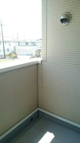 暖かな日差しのふりそそぐバルコニー