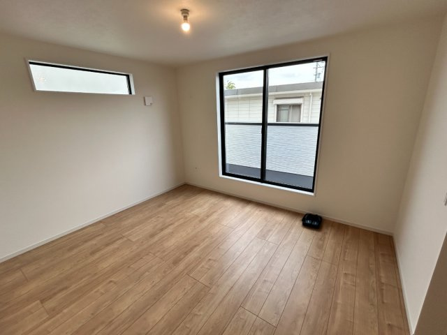 天白区鴻の巣3期1号棟の寝室|主寝室：南向き10.5帖のゆったりした寝室。夫婦だけのくつろぎ空間。落ち着いた色合いとゆとりある広さで、上質なリラックスタイムを♪