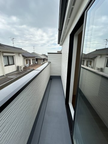 天白区鴻の巣3期1号棟のバルコニー|バルコニー：主寝室の南側には全面のバルコニーが備えられています。外の空気を感じながらプライバシー確保。ゆったりくつろげる、毎日使いたくなるバルコニー♪
