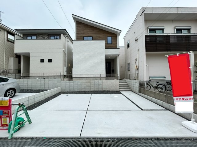 天白区鴻の巣3期1号棟の外観|外観：ブラウンとホワイトのツートンカラー。片流れ屋根と張り出した1階部分が目を引くお洒落な外観。車2台ゆったり駐車可！