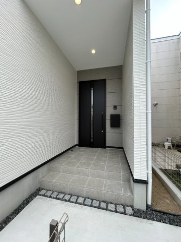 天白区鴻の巣3期1号棟の玄関|玄関ポーチ：家の“第一印象”を彩る玄関ポーチ。おしゃれな外観と雨の日も安心の屋根付き設計で、毎日の出入りが快適♪
