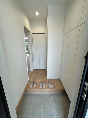 天白区鴻の巣3期1号棟の玄関|玄関ホール：家族とゲストを優しく迎える、明るく広々とした玄関♪収納充実でいつもスッキリ、気持ちよく帰宅できます。奥にはシューズクロークがあります。
