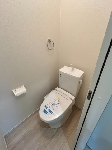 天白区鴻の巣3期2号棟のトイレ|トイレ：洗浄暖房機能付き。毎日使う場所だからこそ、清潔感と心地よさを♪お掃除ラクラク＆手洗い付きタンクで、家事の手間も軽減。