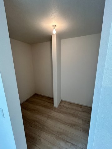天白区鴻の巣3期2号棟の収納|WIC４帖：ウォークインクローゼットのある住まいで収納上手な生活を実現♪衣類だけでなく、箱物や思い出の品もたっぷり収納できますので、整理整頓もスムーズに。居室空間をより広々と使えます！