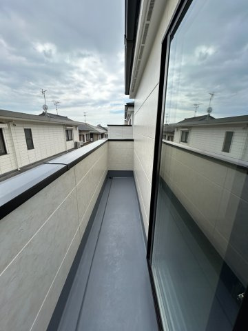天白区鴻の巣3期2号棟のバルコニー|バルコニー：主寝室の南側には全面のバルコニーが備えられています。外の空気を感じながらプライバシー確保。ゆったりくつろげる、毎日使いたくなるバルコニー♪
